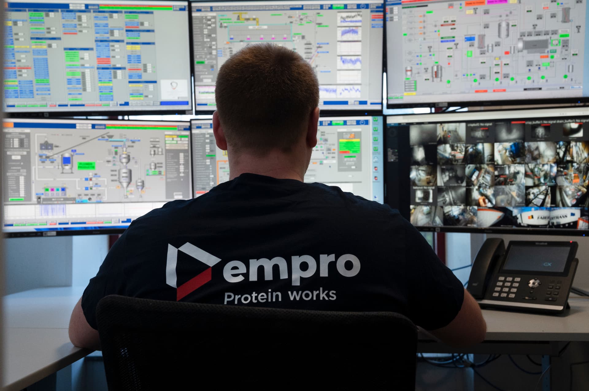 Empro quality specialist monitoring production data at the control room workbench