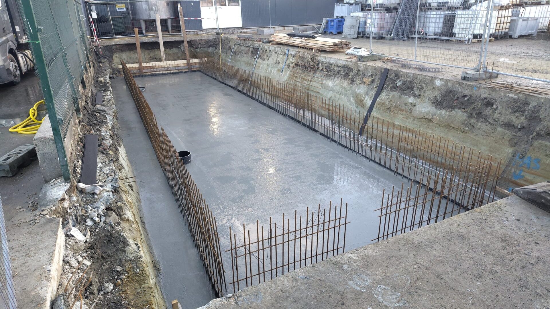 Reinforced concrete foundation pit for the new intake hall